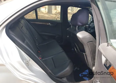 2009 Mercedes-Benz C 300 Luxury/Sport z USA, uszkodzony, nr VIN WDDGF54X19R074026